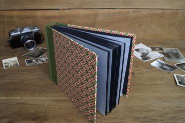 Klassisches Fotoalbum "Sepp", rot grünes Album, geometrisch